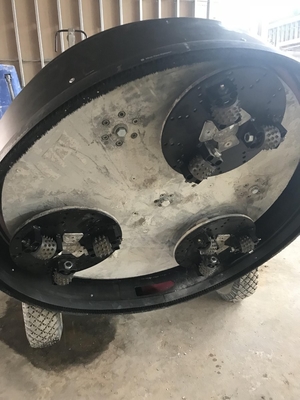 270mm HTC Grinders de suelo Placas de martillo de arbusto con rodillos triples para la preparación del suelo Eliminación de revestimiento exponer gran agregado de piedra acabados antideslizantes